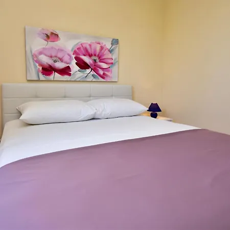 Melandura-4 By Interhome Dinjiška